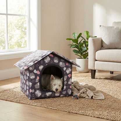 Maison-pour-chien-chiot-imperméable, pliable, démontable, légère, transportable, antidérapante, lavable en machine avec coussin interieur velours pour race de petite taille et de race miniature ou toy de 0 à 3 kg-un chiot Westie qui dort paisiblement dans la maison avec toit et motif de fraise dans le salon de l'appartement isoler du froid et des courants d'air idéal pour les races de chien sensibles au froid