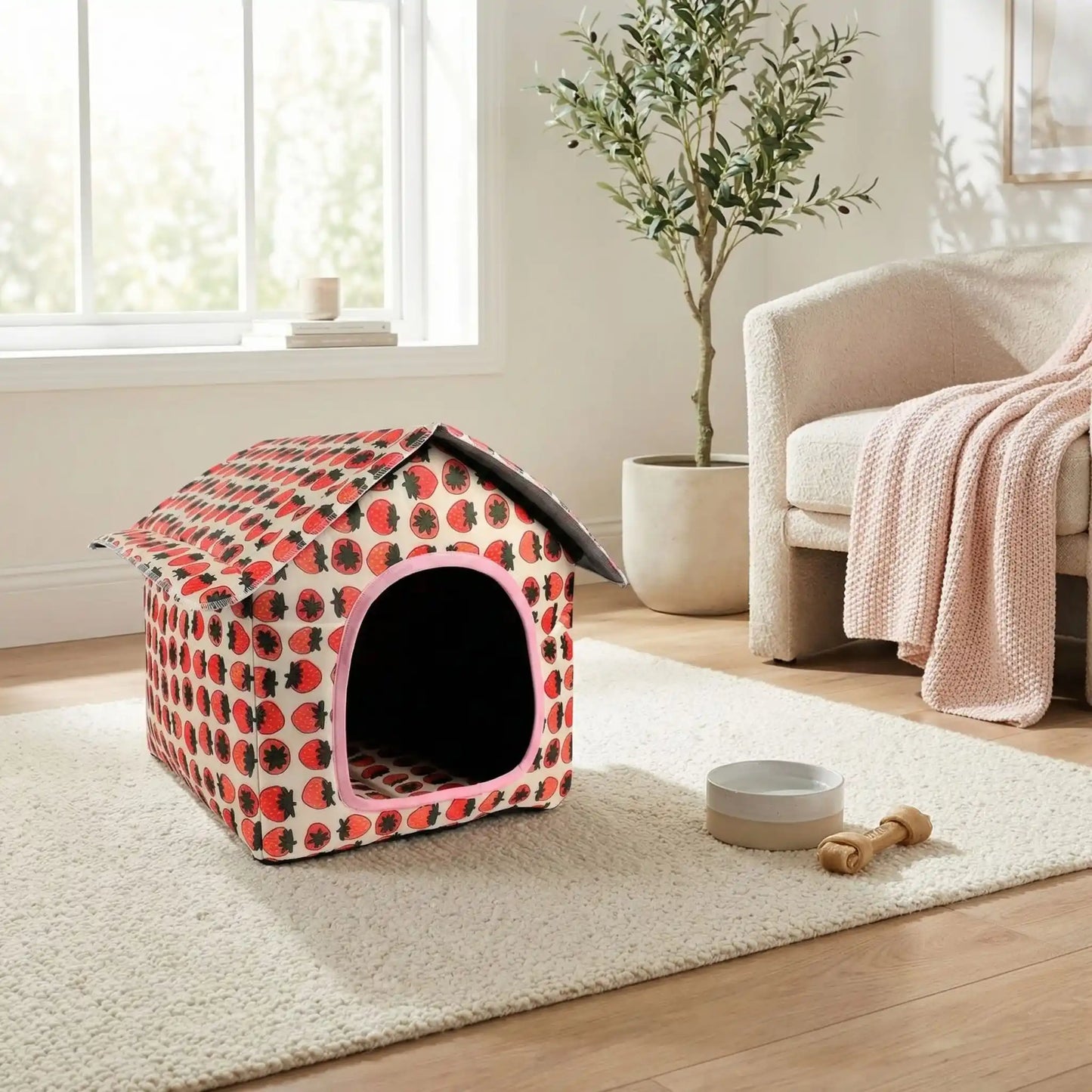 Maison-pour-chien-chiot-imperméable, pliable, démontable, légère, transportable, antidérapante, lavable en machine avec coussin interieur velours pour race de petite taille et de race miniature ou toy de 0 à 3 kg-gros plan sur la mini maison avec motif de fraise idéal pour les races de chien sensibles au froid