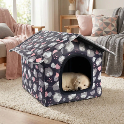 Maison-pour-chien-chiot-imperméable, pliable, démontable, légère, transportable, antidérapante, lavable en machine avec coussin interieur velours pour race de petite taille et de race miniature ou toy de 0 à 3 kg-un chiot  qui dort en boule paisiblement dans la maison avec toit grise avec motif blabnc et rose mignon dans le salon de l'appartement, une niche qui isole du froid et des courants d'air idéal pour les races Toy de chien sensibles au froid