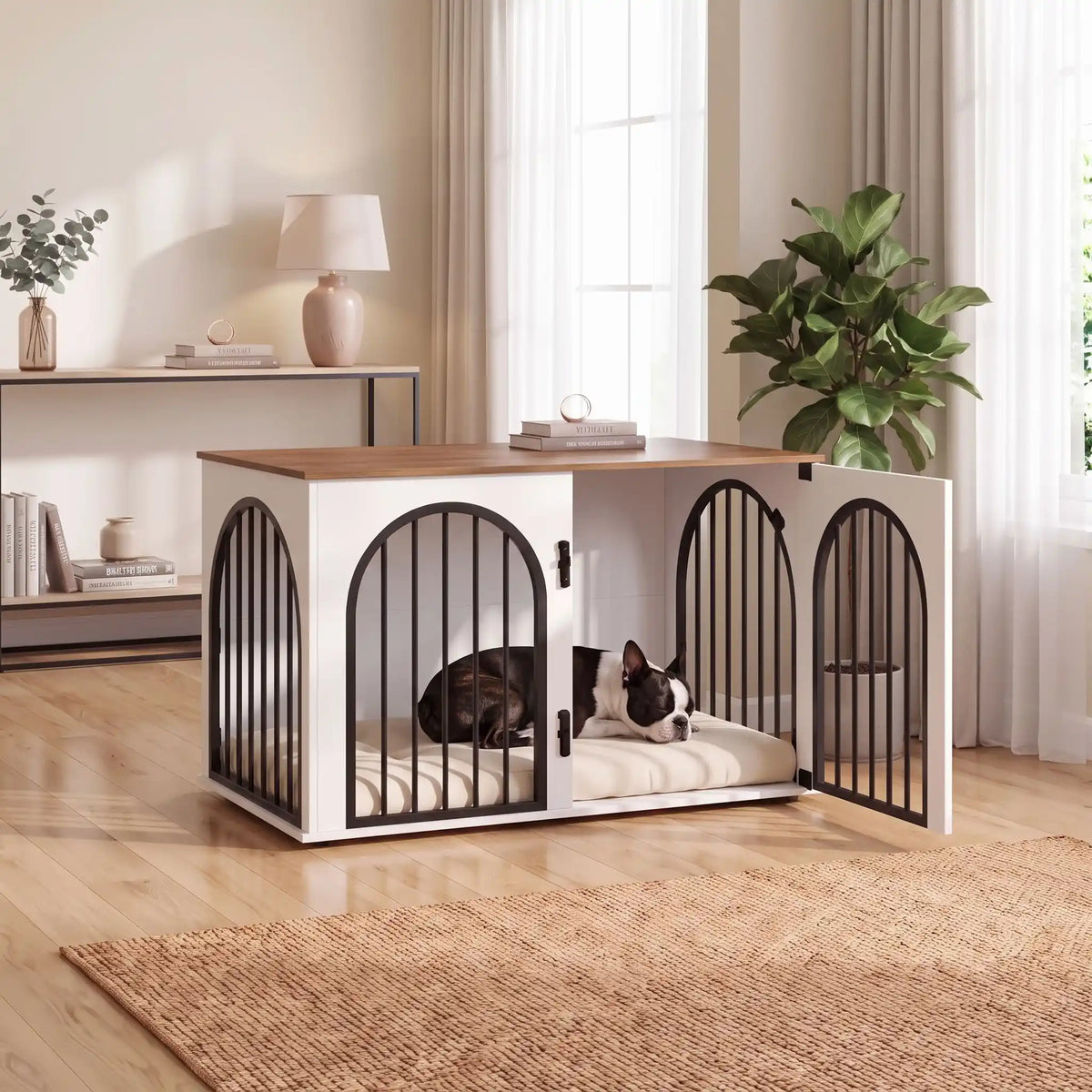 Meuble cage chien et chiot de petite à moyenne race ,bois naturel et bois blanc barreaux en acier inoxydable cylindrique de 1 cm d'épaisseur robuste et anti-déformation, 3 portes d'accès, double porte avant et porte latérale, respirante et ouverte avec fond en bois et ouverture par barreaux sur 180° degrés pour chiot et chien de 0 à 15 kilos-un chien de race moyenne couché confortablement sur son matelas dans son meuble niche en bois brut une porte sur 3 ouvertes dans le salon de l'appartement