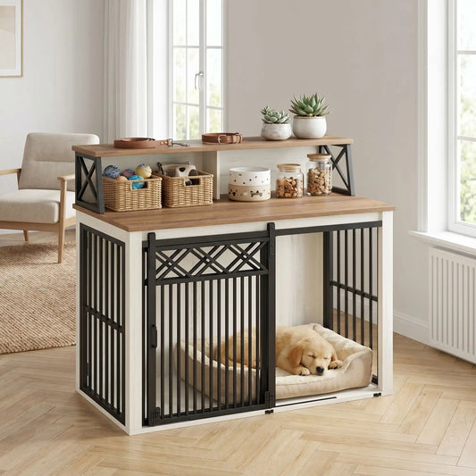 Meuble-cage-chien-chiot-design 3 portes : 1 porte avant coulissante et 2 portes latérales avec serrure sécurisé en acier robuste et épais et bois composite de couleur blanc et bois avec étagères de rangement pour les accessoire canins pour chiot et chien de petite à moyenne taille de 0 à 20 kg de 100 cm de long-un chiot golden retriever qui dort dans son panier douillet dans le meuble cage en acier et bois avec la porte avant coulissante ouverte et accesoires dans les étagères dans le salon de la maison