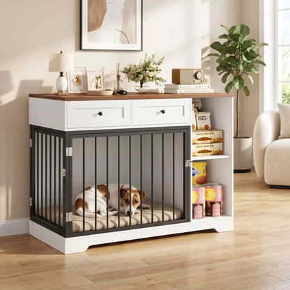 Meuble-cage-chien-chiot-interieur-120-cm en bois et acier inxydable avec deux porte d'accès pour le chien, porte latérale et porte avant avec serrures robuste et avec 2 étagères sur le coté du meuble et 2 tiroirs pour le rangement de l'alimentation et des accessoire canin et console pour des objet décoratif pour chiot et chien de petite à moyenne taille de 0 à 25 kg- un petit chien qui dort paisiblement sur son matelas dans le meuble niche avec les 2 portes fermées en cage dans le salon de l'appartement