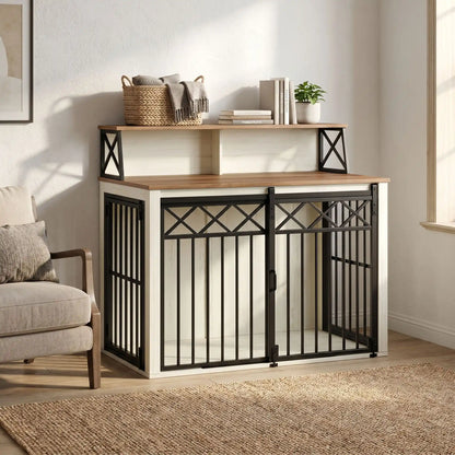 Meuble-cage-chien-chiot-design 3 portes : 1 porte avant coulissante et 2 portes latérales avec serrure sécurisé en acier robuste et épais et bois composite de couleur blanc et bois avec étagères de rangement pour les accessoire canins pour chiot et chien de petite à moyenne taille de 0 à 20 kg de 100 cm de long-gros plan sur le meuble cage en acier et bois avec la porte avant coulissante fermée et accessoires avec ses deux étagères dans le salon de la maison