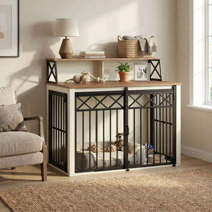 Meuble-cage-chien-chiot-design 3 portes : 1 porte avant coulissante et 2 portes latérales avec serrure sécurisé en acier robuste et épais et bois composite de couleur blanc et bois avec étagères de rangement pour les accessoire canins pour chiot et chien de petite à moyenne taille de 0 à 20 kg de 100 cm de long-gros plan sur le meuble niche design en style bois et fer forgé avec les accessoires du chien rangés sur les étagère et rangement du meuble, avec un panier chien et jouets à l'intérieur de la cage 
