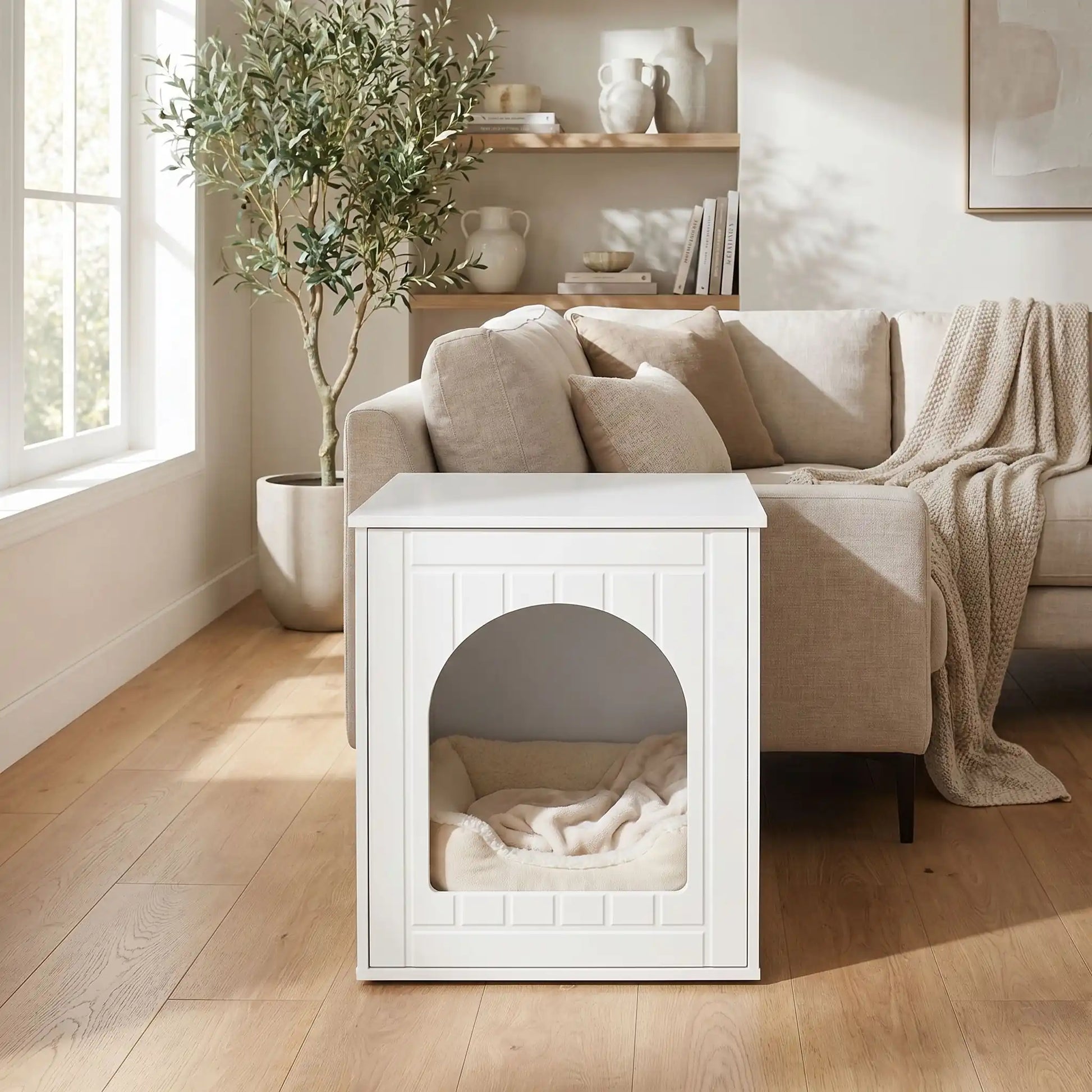 Meuble-niche-chien-chiot-intérieur en bois blanc de forme rectangulaire design moderne comme une cabine avec porte avant qui comporte une ouverture arrondie large pour une entrée et sortie facile, lavable et imperméable, robuste surpporte une charge de 60 kg pour chiot et chien de petite taille, race naine et toy de 0 à 4 kilos maximum-gros plan du meuble niche intérieur avec un coussin pour chien dedans avec la porte fermée et sa grande ouverture pour une entrée facile dans le salon de l'appartement