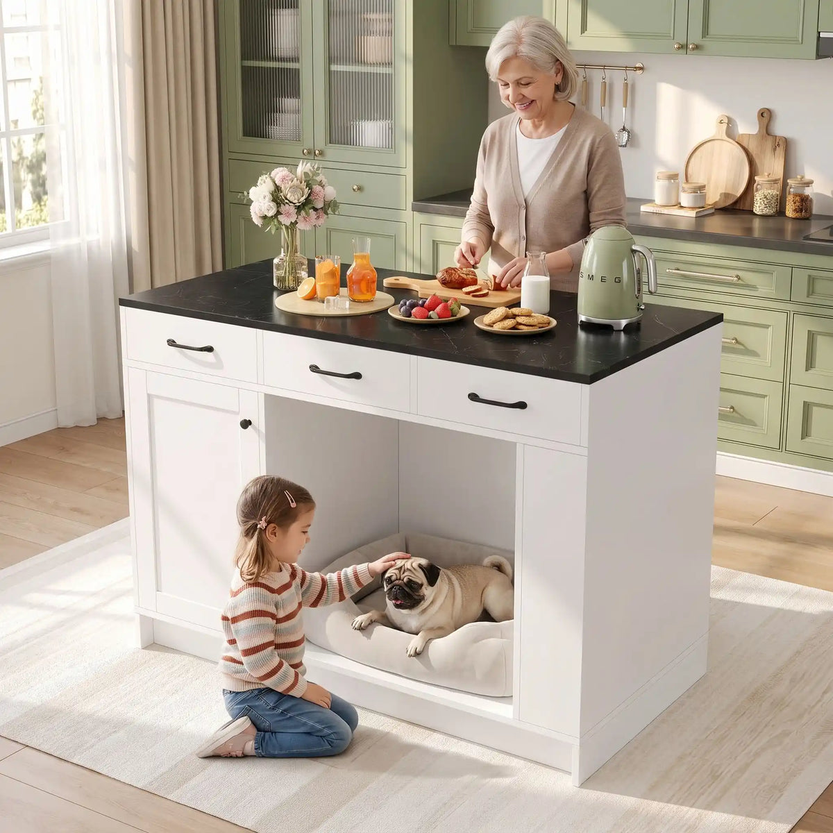 Meuble-niche-chien-interieur-chiot-cuisine-avec-rangement, 3 tiroirs de capcaité de 15 kg de charges, un placard avec une étagère avec 3 hauteurs réglables, 2 étagères de rangement à épices dans la porte du placerd, étagère latérales pour rangement de nourriture du chien et support pour gamelle en station d'alimentation, avec niche intégré dans le meuble de 62x58x62 cm en bois blanc avec plateau imitation marbre noir- un chien de petite race caressé par une fille dans le meuble niche îlot dans la cuisine 
