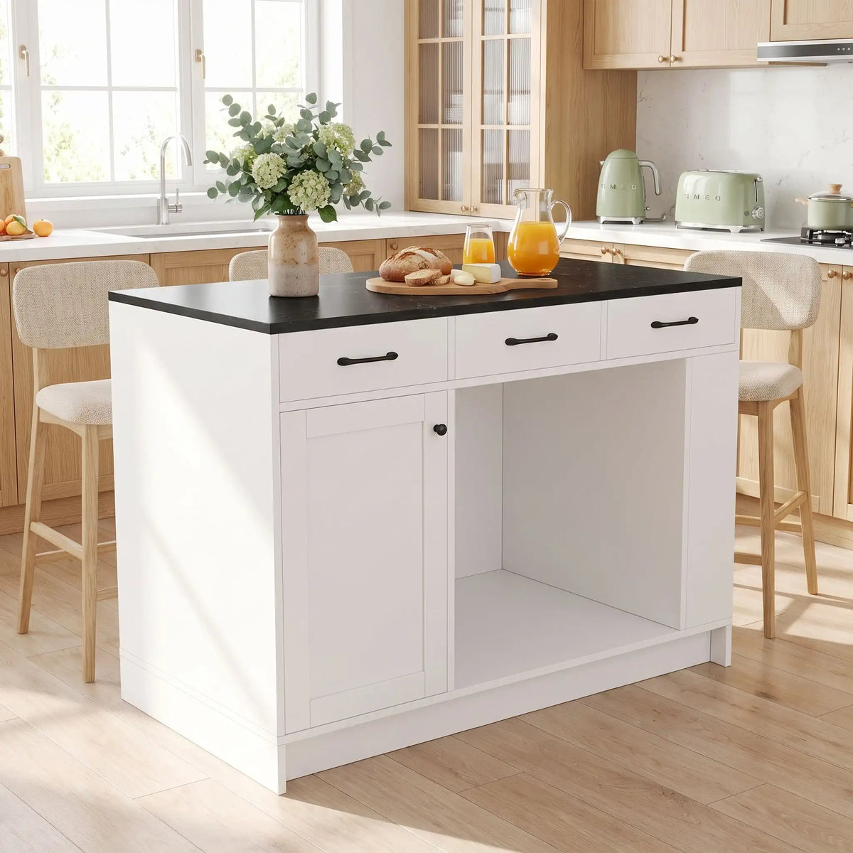 Meuble-niche-chien-interieur-chiot-cuisine-avec-rangement, 3 tiroirs de capcaité de 15 kg de charges, un placard avec une étagère avec 3 hauteurs réglables, 2 étagères de rangement à épices dans la porte du placerd, étagère latérales pour rangement de nourriture du chien et support pour gamelle en station d'alimentation, avec niche intégré dans le meuble de 62x58x62 cm en bois blanc avec plateau imitation marbre noir- gros plan sur le meuble niche design avec des chaises de bar autour dans la cuisine