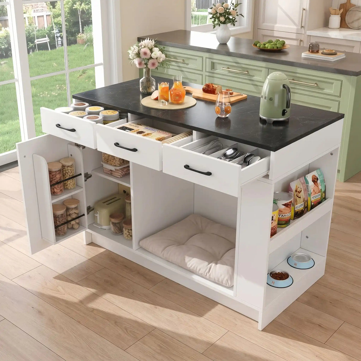 Meuble-niche-chien-interieur-chiot-cuisine-avec-rangement, 3 tiroirs de capcaité de 15 kg de charges, un placard avec une étagère avec 3 hauteurs réglables, 2 étagères de rangement à épices dans la porte du placerd, étagère latérales pour rangement de nourriture du chien et support pour gamelle en station d'alimentation, avec niche intégré dans le meuble de 62x58x62 cm en bois blanc avec plateau imitation marbre noir- gros plan sur le meuble niche avec placard, et 3 tiroirs ouverts en îlot dans la cuisine 