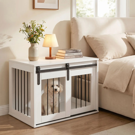 Meuble-niche-pour-chien-petit et moyenne taille-cage-80 cm en bois blanc et porte avant coulissante avec roulettes solides et silencieuses en cadre en bois et barreaux blancs en acier robuste, meuble rectangulaire et cage au design moderne, imperméable et robuste  pour chiot et chien de 0 à 15 kg-un chien de taille moyenne qui se repose paisiblement dans le meuble niche avec porte à barreaux avant fermée en meuble d'appoint décoratif contre le lit de la chambre de l'appartement