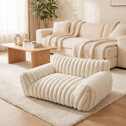 Mini-canapé-chien-chiot-déhoussable, lavable en machine ,coton, housse en peluche douce au toucher velours, rembourrage ergonomique en mousse à mémoire de forme pour un soutien optimal, disponible en  couleurs blanc et rose et 3 tailles S, M et L pour chiot et chien de petite taille de 0 à 10 iols max-gros plan sur le mini fauteuil pour chien de couleur blanc crème dans la chambre de la maison