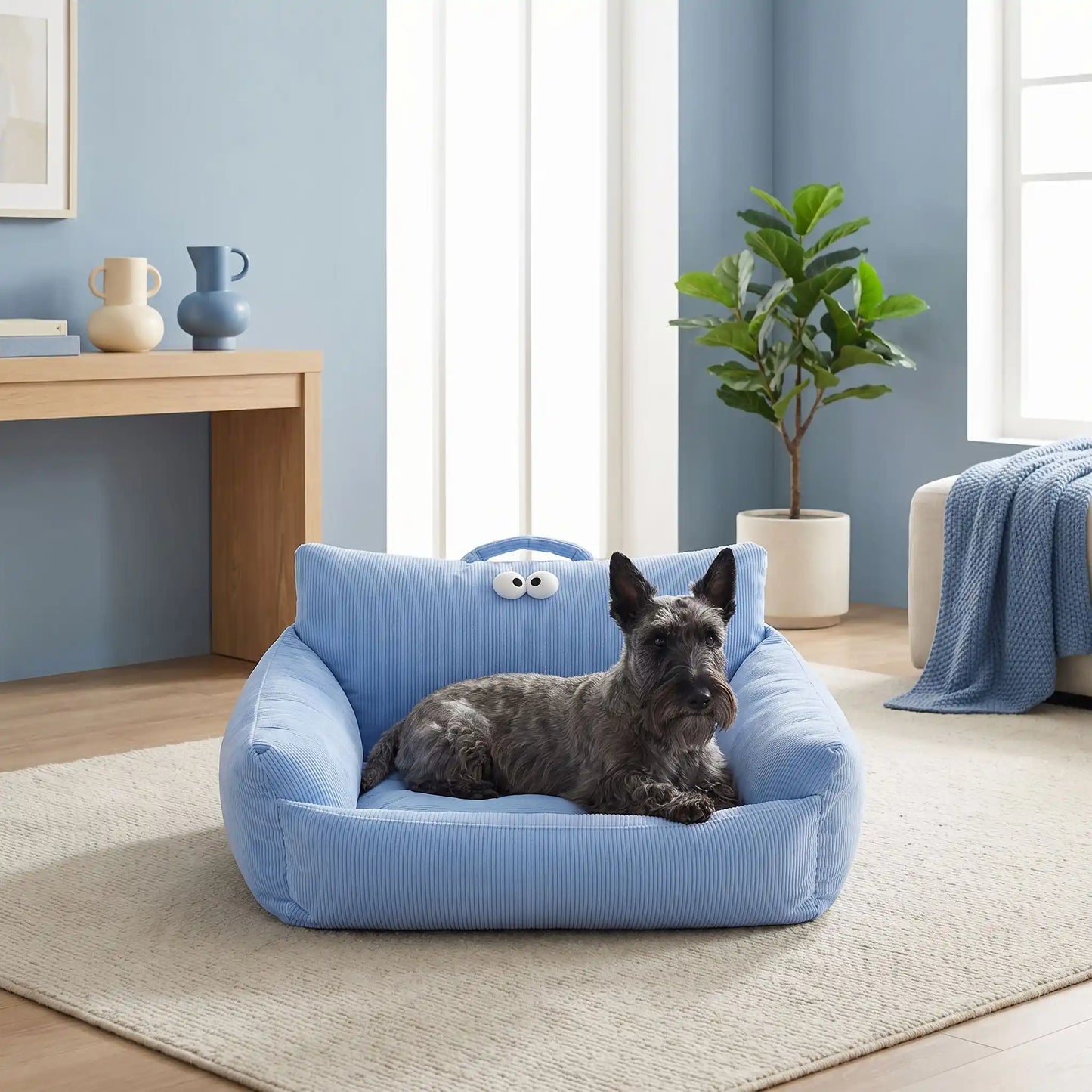 Canape-lit-chien-apaisant, mini fauteuil en lin et rembourrage épais 100% coton haute densité, avec accoudoir et dossier ergonomique, lavable en machine, antidérapant et fond imperméable anti-moissisure, housse 100% lin résistant aux griffes et respirant pour un couchage 4 saisons pour chiot et chien de petite taille de 0 à 10 kilos max-un  Scottish Terrier couché confortablement niché dans le petit canapé moelleux de couleur bleu avec dossier et accoudoirs rembourrés 100% coton avec design original