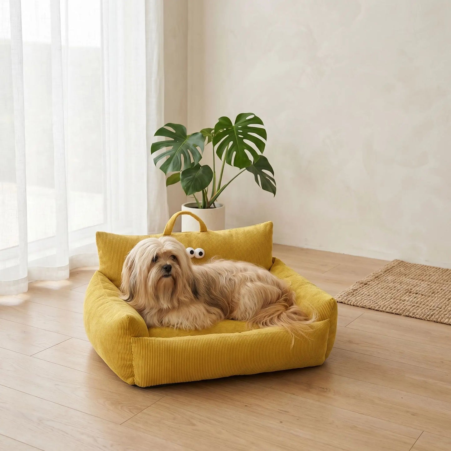 Canape-lit-chien-apaisant, mini fauteuil en lin et rembourrage épais 100% coton haute densité, avec accoudoir et dossier ergonomique, lavable en machine, antidérapant et fond imperméable anti-moissisure, housse 100% lin résistant aux griffes et respirant pour un couchage 4 saisons pour chiot et chien de petite taille de 0 à 10 kilos max-un  Lhassa Apso couché confortablement niché dans le petit canapé moelleux de couleur jaune ocre avec dossier et accoudoirs rembourrés 100% coton avec design original