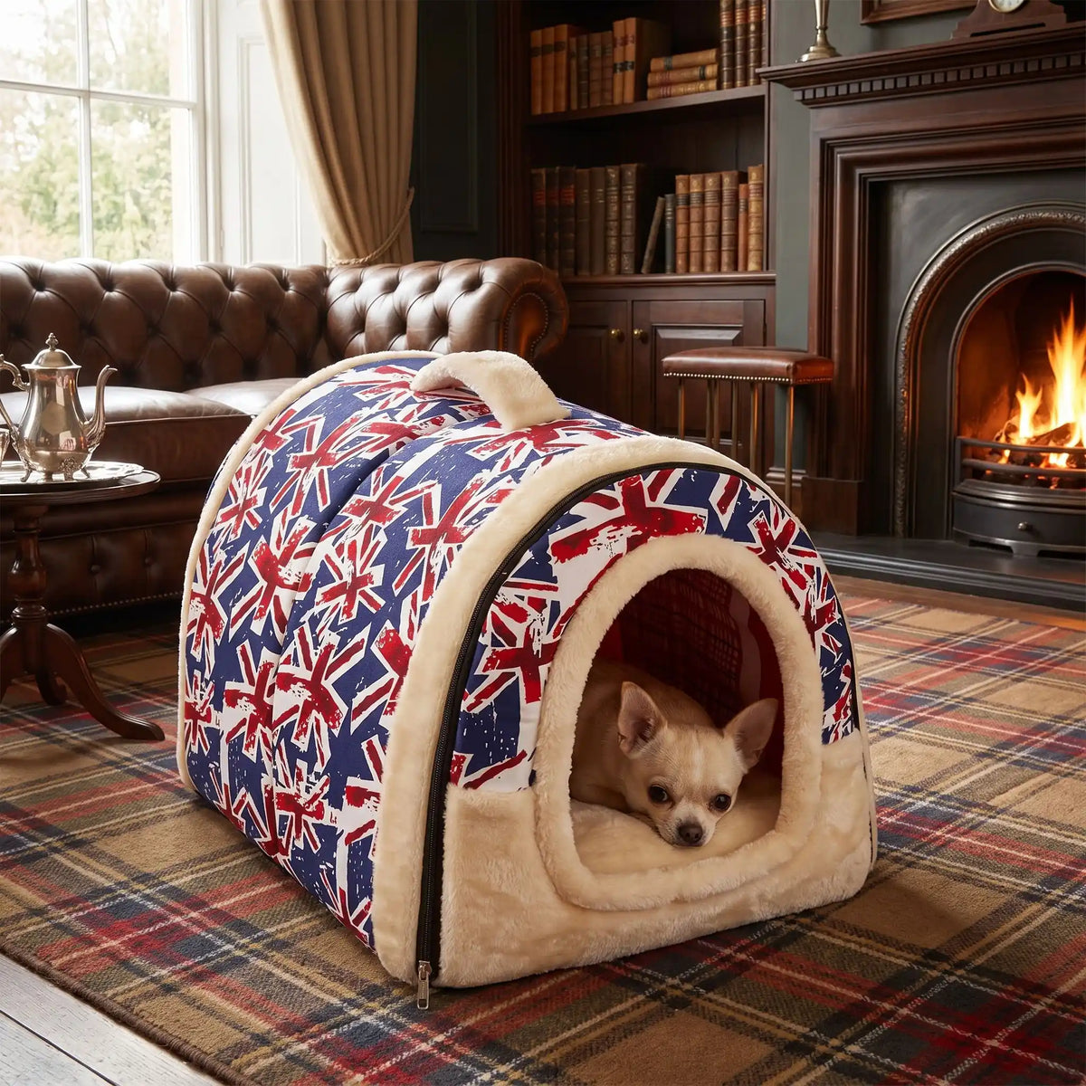 Niche chien et chiot intérieur de petite race, résistante, en forme d'igloo au design sécurisant fermée en arc de cercle avec un coussin rectangulaire au rembourrage 100% coton haute densité lavable,double face été en tissu/hiver en peluche  et fond antidérapant et extérieur 100% imperméable, transportable avec sa poignée, lavable- un chien de race naine couché confortablement au chaud dans sa niche douillette, chaude sécurisante à 360° avec design london avec son drapeau dans le salon de l'appartement