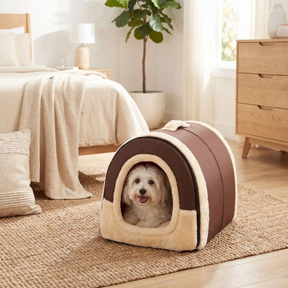 Niche chien et chiot intérieur de petite race, résistante, en forme d'igloo au design sécurisant fermée en arc de cercle avec un coussin rectangulaire au rembourrage 100% coton haute densité lavable,double face été en tissu/hiver en peluche  et fond antidérapant et extérieur 100% imperméable, transportable avec sa poignée, lavable- un chien petite race couché confortablement au chaud dans sa niche douillette, chaude sécurisante à 360° avec son coussin réversible été/hiver dans la chambre de l'appartement