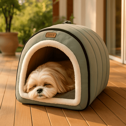 Niche-d-intérieur-pour-petit-chien-avec coussin rembourré 100% coton PP en peluche ultra doux-niche démontable, pliable, lavable en machine à laver-avec poignée de transport-antidérapant et imperméable-léger portable pour le transport-3 tailles, XS, S et M pour chien de petite taille de 0 à 8 kg-un petit chien à poils longs qui dort paisiblement au chaud dans sa niche douillette sur la terrasse de la maison