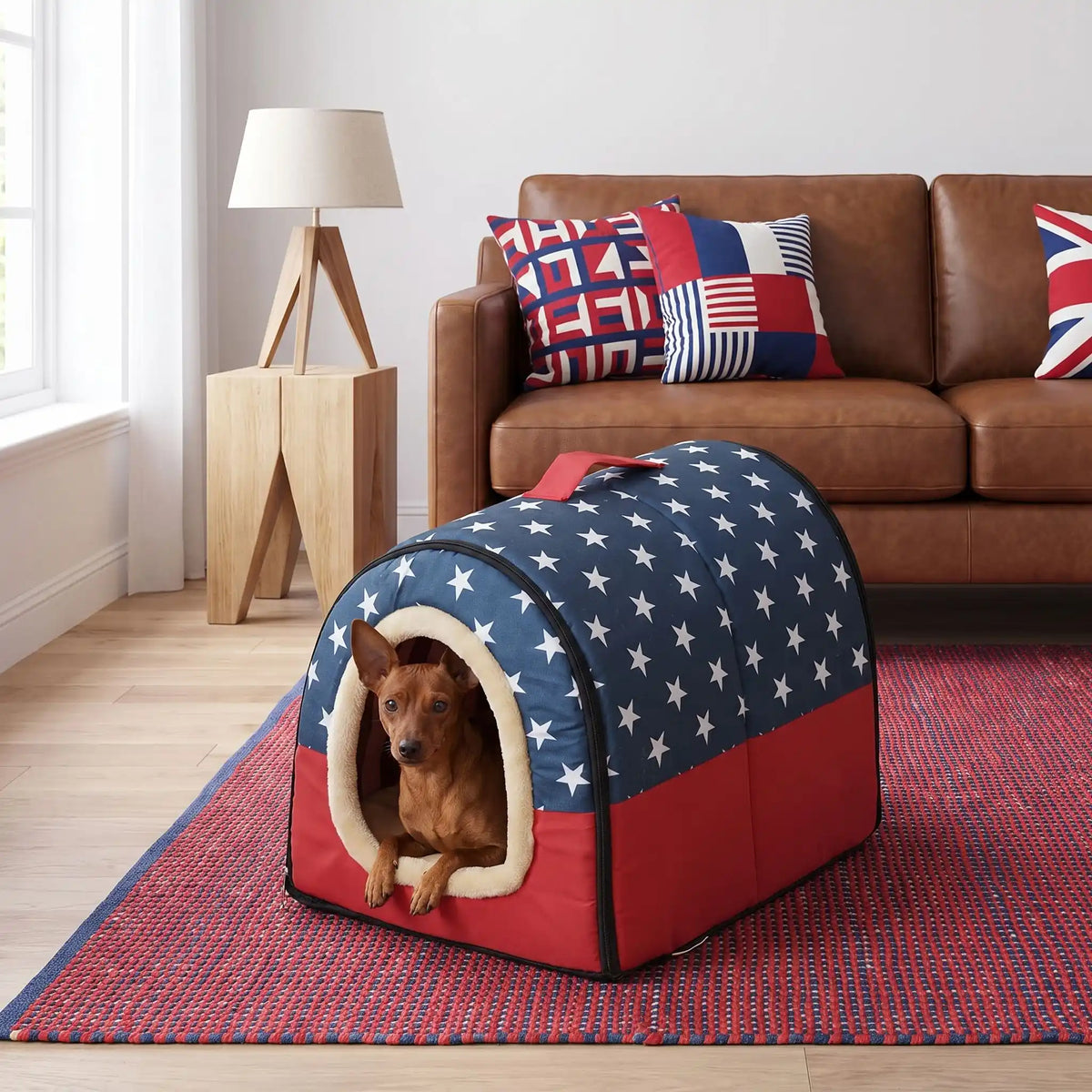 Niche chien et chiot intérieur de petite race, résistante, en forme d'igloo au design sécurisant fermée en arc de cercle avec un coussin rectangulaire au rembourrage 100% coton haute densité lavable,double face été en tissu/hiver en peluche  et fond antidérapant et extérieur 100% imperméable, transportable avec sa poignée, lavable- un chien de race naine couché confortablement au chaud dans sa niche douillette, chaude sécurisante à 360° avec son coussin réversible été/hiver dans le salon de l'appartement