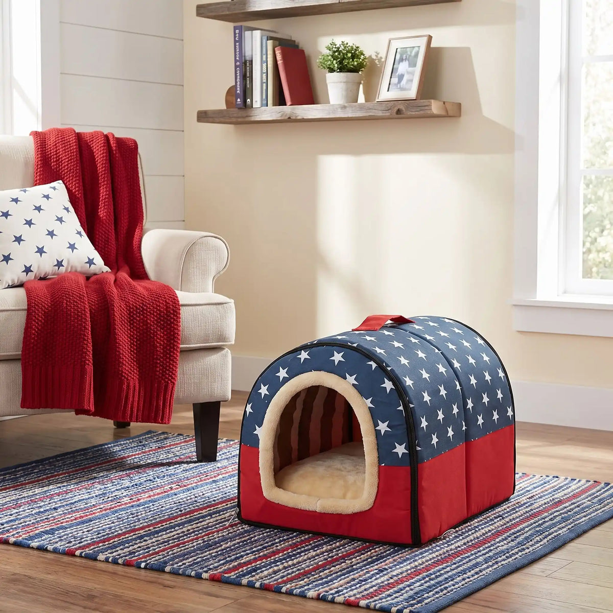 Niche chien et chiot intérieur de petite race, résistante, en forme d'igloo au design sécurisant fermée en arc de cercle avec un coussin rectangulaire au rembourrage 100% coton haute densité lavable,double face été en tissu/hiver en peluche  et fond antidérapant et extérieur 100% imperméable, transportable avec sa poignée, lavable- gros plan sur la niche douillette, chaude sécurisante à 360° avec son coussin réversible été/hiver bleu et rouge style americain dans le salon de la maison