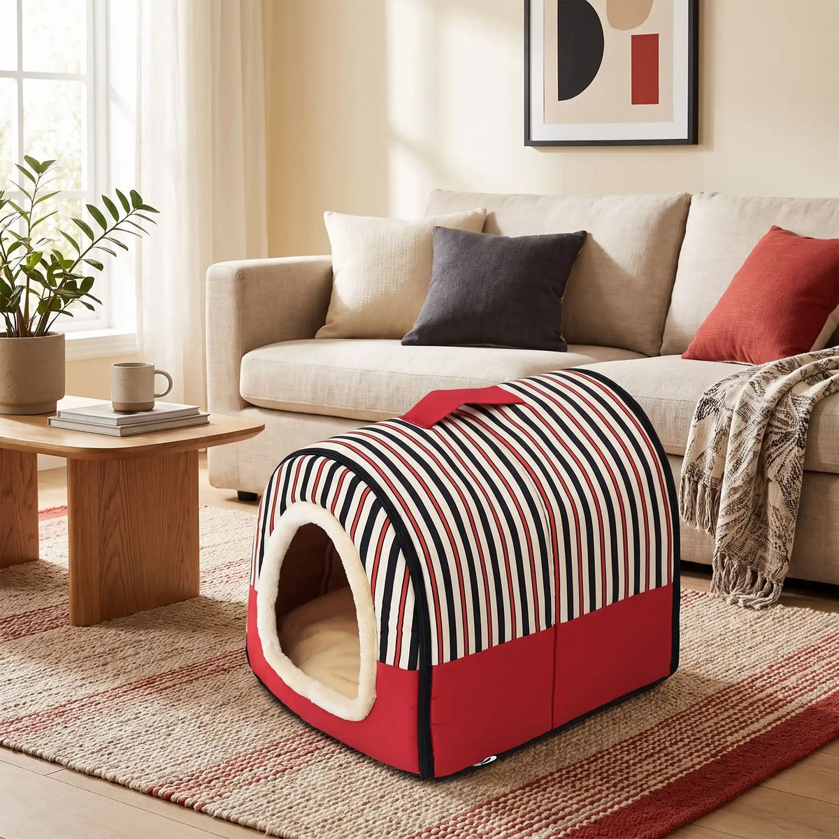 Niche chien et chiot intérieur de petite race, résistante, en forme d'igloo au design sécurisant fermée en arc de cercle avec un coussin rectangulaire au rembourrage 100% coton haute densité lavable,double face été en tissu/hiver en peluche  et fond antidérapant et extérieur 100% imperméable, transportable avec sa poignée, lavable- gros plan sur la niche douillette, chaude sécurisante à 360° avec son coussin amovible et réversible été/hiver lavable pour chiot et chien uni et rayures chic rouge 