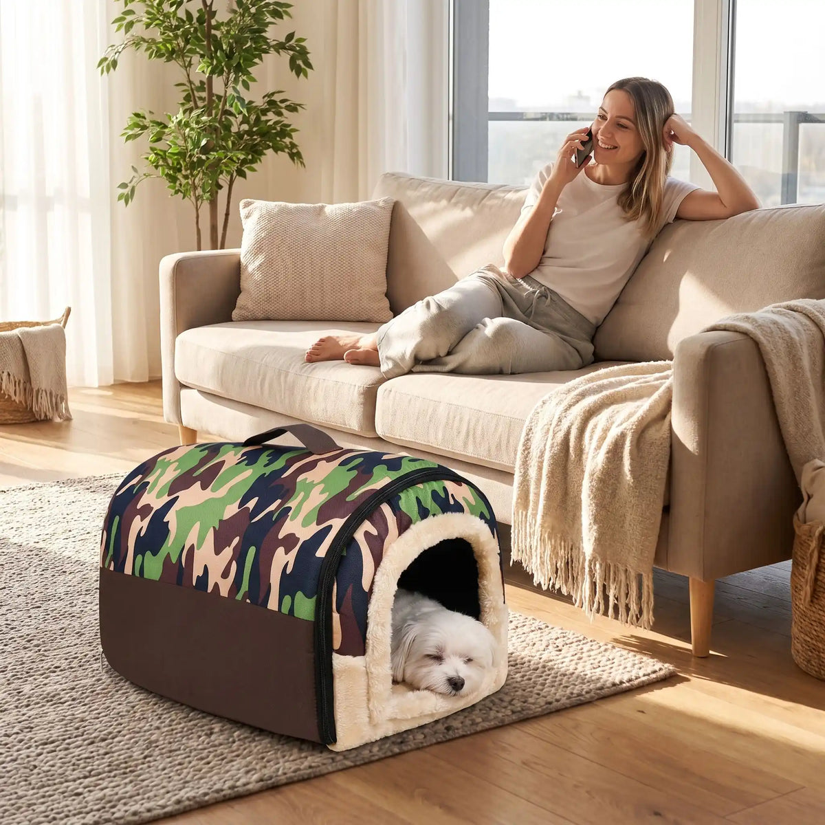 Niche pliable pour chien de petite-a-moyenne race, résistante, en forme d'igloo au design sécurisant fermé en arc de cercle avec un coussin rectangulaire au rembourrage 100% coton haute densité lavable,double face été en tissu/hiver en peluche  et fond antidérapant et extérieur 100% imperméable, transportable avec sa poignée, lavable- un chien de petite taille couché confortablement au chaud dans sa niche douillette, chaude sécurisante à 360° avec design camouflage militaire dans le salon de l'appartement