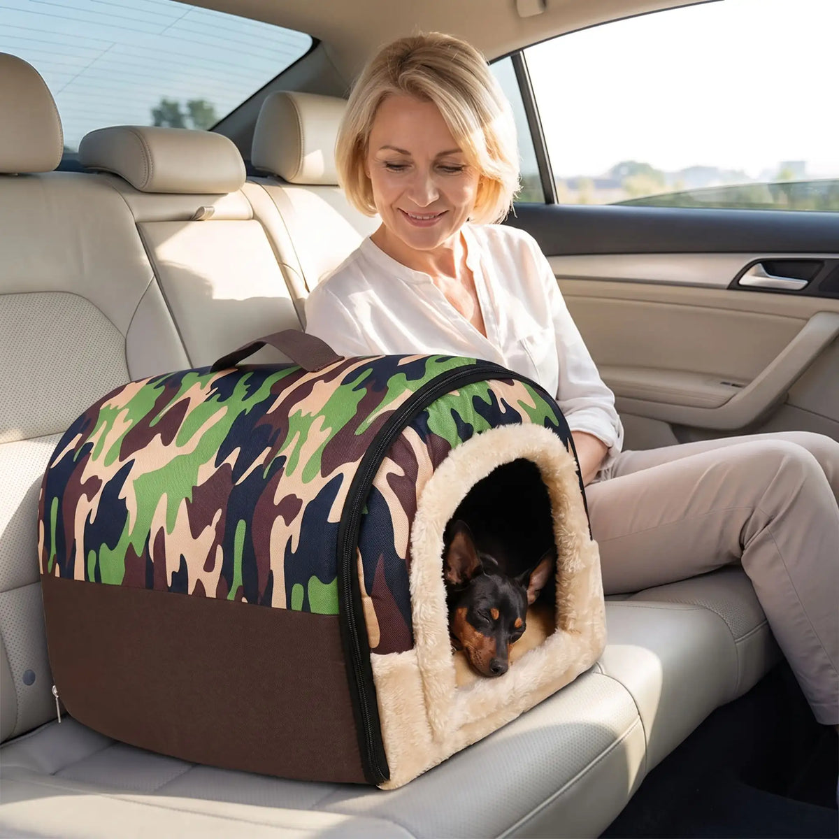 Niche pliable pour chien de petite-a-moyenne race, résistante, en forme d'igloo au design sécurisant fermé en arc de cercle avec un coussin rectangulaire au rembourrage 100% coton haute densité lavable,double face été en tissu/hiver en peluche  et fond antidérapant et extérieur 100% imperméable, transportable avec sa poignée, lavable- un chien nain qui dort paisiblement au chaud dans sa niche douillette, chaude sécurisante à 360° sur les sièges arrières à côté de sa maitresse dans la voiture