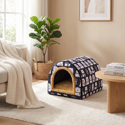 Niche-pour-chiot-petite-a-moyenne-race-pliable, résistante, en forme d'igloo au design sécurisant fermé en arc de cercle, intérieur en peluche douce et hypoallergénique avec un coussin rectangulaire au rembourrage 100% coton haute densité lavable, fond antidérapant et exterieur 100% imperméable, transportable avec sa poignée intégrée- gros plan sur la niche douillette, chaude sécurisante à 360° qui protège du sol froid et des courant d'air avec design mignons d'ours polaires dans le salon de l'appartement