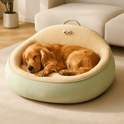 Panier-anti-stress-chien-apaisant-anti anxiété entourant et enveloppant avec rebord surélevé et dossier haut avec poignée de transport-chaud intérieur en imitation de peau de mouton et rembourrage 100% coton haute densité ergonomique pour chien de petite à moyenne tailles de 0 à 20 kg-lavable en machine-antidérapant et imperméable-un chien à poils longs de taille moyenne qui dort paisiblement dans son lit ovale taille XL au design mignon dans le salon de la maison