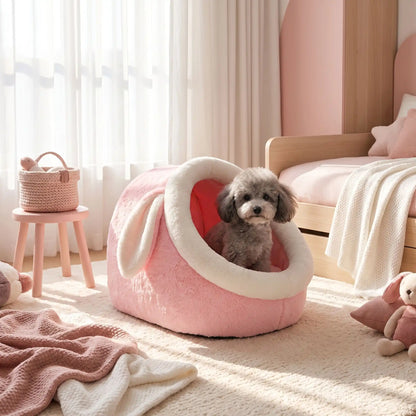 Panier-chien-chiot-niche-anti-stress, conception semie fermée avec toit et coussin amovible en velours rembourrage 100% coton PP, niche en peluche douce et design mignon avec oreilles de lapin, fond antidérapant et imperméable, lavable en machine pour chiot et chien de petite race de 0 à 3 kg-un chiot race toy assis confortablement dans son panier avec toit en dôme comme une cabane en peluche douce et oreilles de lapin de couleur rose et blanc dans la chambre de la maison