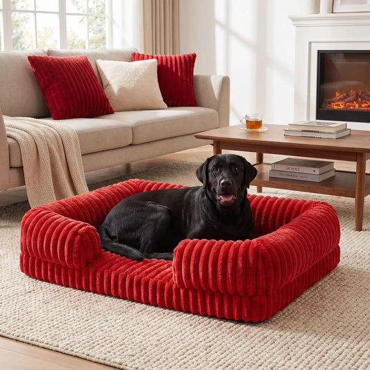 Panier-chien-déhoussable-design de canapé-antidérapant, imperméable et lavable en machine-housse en velours ultra-doux, résistant et chaud-rebord cylindrique entourant en U avec rembourrage 100% coton haute densité ergonomique-matelas orthopédique haute résilience du S au XL, de forme rectangulaire avec entrée devant pour chiot et chien de petite à grande de 0 à 40 kg – un grand chien couché confortablement dans le panier entourant et apaisant de couleur rouge de taille xl sur le sol du salon de la maison