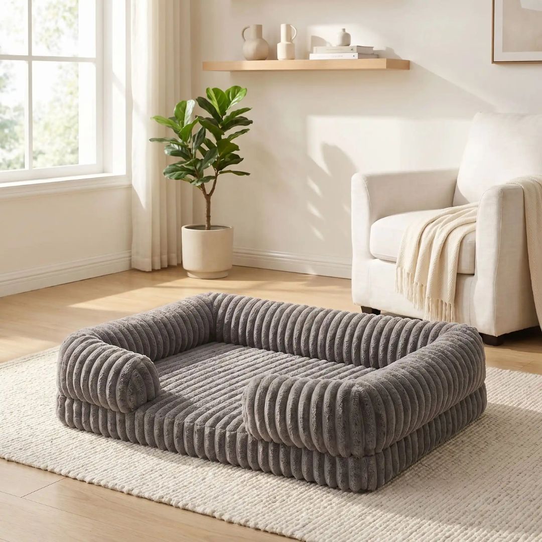 Panier-chien-déhoussable-design de canapé-antidérapant, imperméable et lavable en machine-housse en velours ultra-doux, résistant et chaud-rebord cylindrique entourant en U avec rembourrage 100% coton haute densité ergonomique-matelas orthopédique haute résilience du S au XL, de forme rectangulaire avec entrée devant pour chiot et chien de petite à grande de 0 à 40 kg – gros plan sur le panier entourant et apaisant de couleur marron de taille xl sur le sol du salon de l'appartement