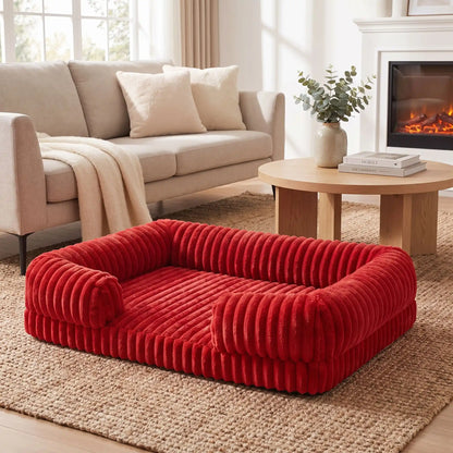 Panier-chien-déhoussable-design de canapé-antidérapant, imperméable et lavable en machine-housse en velours ultra-doux, résistant et chaud-rebord cylindrique entourant en U avec rembourrage 100% coton haute densité ergonomique-matelas orthopédique haute résilience du S au XL, de forme rectangulaire avec entrée devant pour chiot et chien de petite à grande de 0 à 40 kg – gros plan sur le panier entourant et apaisant de couleur rouge de taille xl sur le sol du salon de l'appartement