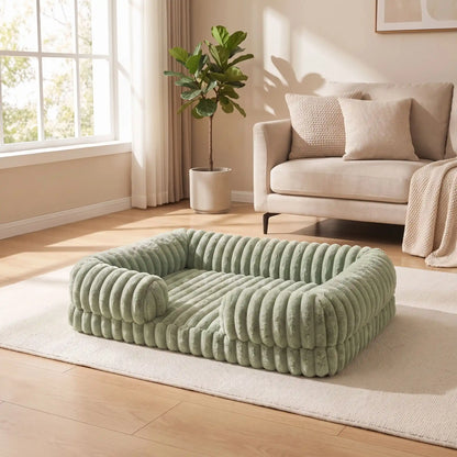 Panier-chien-déhoussable-design de canapé-antidérapant, imperméable et lavable en machine-housse en velours ultra-doux, résistant et chaud-rebord cylindrique entourant en U avec rembourrage 100% coton haute densité ergonomique-matelas orthopédique haute résilience du S au XL, de forme rectangulaire avec entrée devant pour chiot et chien de petite à grande de 0 à 40 kg – gros plan sur le panier entourant et apaisant de couleur vert pastel de taille xl sur le sol du salon de la maison