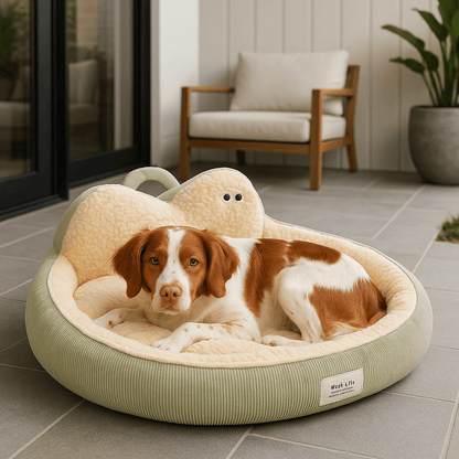Panier-chien-déhoussable-design de canapé-antidérapant, imperméable et lavable en machine-housse en peluche en imitation peau de mouton ultra-doux et chaud-rembourrage 100% coton haute densité ergonomique-dossier au design mignon avec yeux de dessins animées-forme ovale et arrondi pour chiot et chien de petite à moyenne taille de 0 à 20 kg – un chien de taille moyenne couché confortablement sur le ventre allongé de tout son long dans son panier entourant et apaisant sur la terrasse de l'appartement