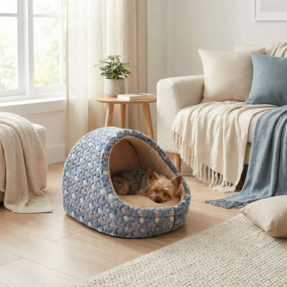 Panier-chien-niche-chiot-anti-anxiete-anti-stress avec coussin amovible déhoussable et lavable en machien, toucher velours, hypoallergénique et 100% coton haute densité avec motif étoiles en 3 coloris bleu, rose et marron pour les races de petits chiens, races naines et chiot-un Yorkshire qui dort paisiblement dans sa niche en demi cercle entourante, antidérapante qui protège des sols froids et des courants d'air dans le salon de la maison