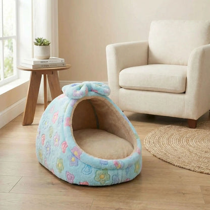Panier-chien-niche-cocon-avec-coussin ergonomique et amovible, panier anti-stress 100% coton haute densité, lavable en machine, antidérapant avec toit , enveloppant, protège du sol froid et des courant d'air pour les chiots et chiens de race naine ou  petite taille de 0 à 5 kilos-gros plan sur le panier niche de couleur bleu avec motif de fleurs pour petit chien sur le sol du salon de l'appartement