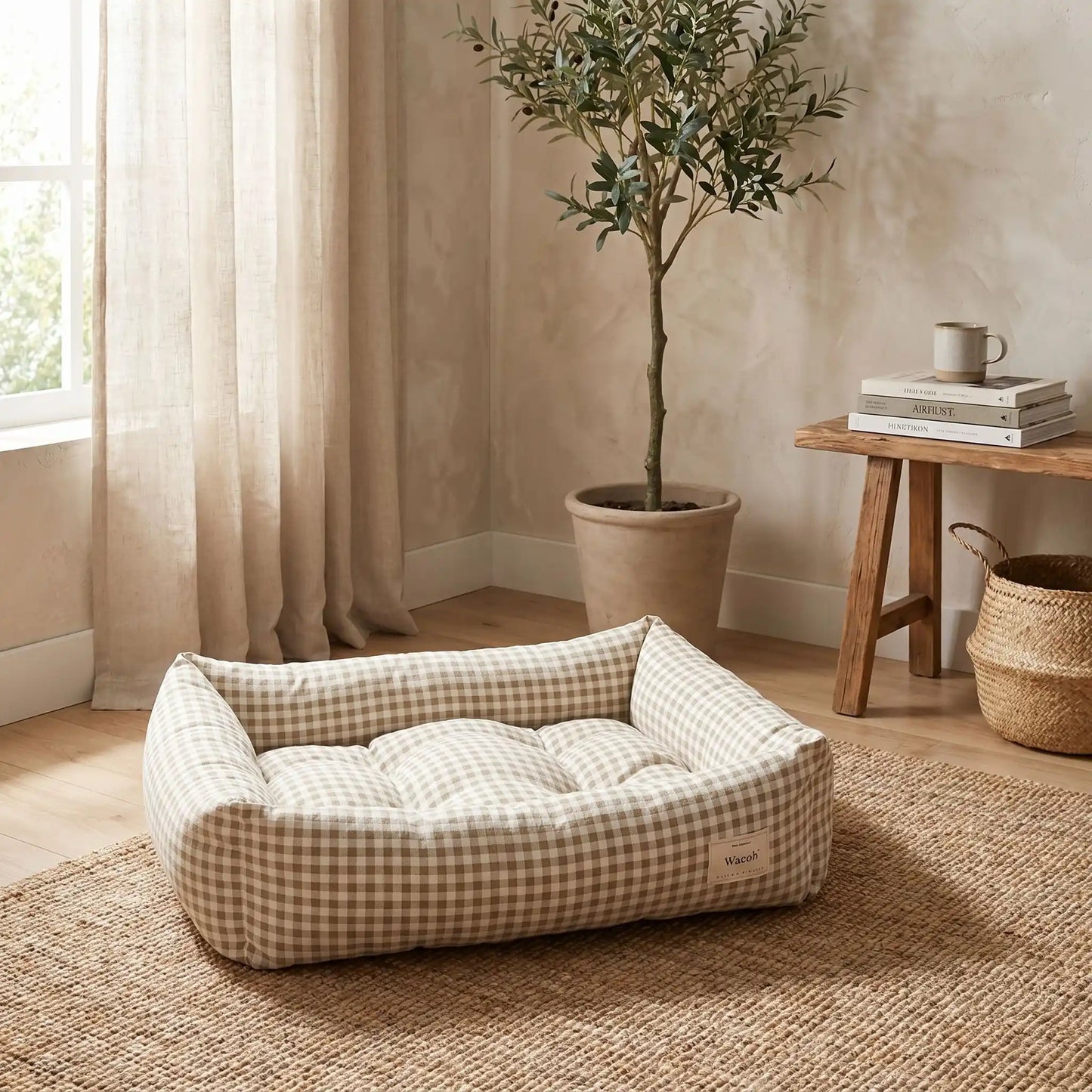 Panier chien et chiot rectangulaire avec rebord 360° surélevé en tissu pour chien de petite taille, 100% coton haute densité avec coussin intérieur amovible double-face été/hiver lavable en machine avec fond imperméable et antidérapant, design à carreaux vichy chic et frais pour un lit 4 saisons pour chien et chiot de 0 à 9 kilos-gros plan sur le panier rembourré et épais comme un coussin moelleux rectangulaire avec rebord surélevé 360° au design carreaux vichy de couleur beige sur le sol du salon 