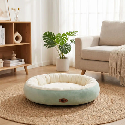 Panier-chiot-coussin-anti-stress avec rebord 360° surélevé rembourré et épais au rembourrage 100% coton haute densité lavable en machine, hypoallergénique, doux, chaud et respirant , fond antidérapant et imperméable pour chiot de petite, moyenne, grande et très grade race de 0 à 40 kilos en 5 tailles S, M, L, XL et XXL-gros plan sur le panier ovale douillet; chaud , entourant , anti-stress de couleur vert d'eau pour chiot de petit, moyenne et grande taille sur le sol du salon lifestyle cosy