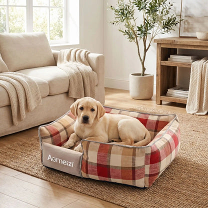 Panier-chiot-déhoussable-4-saisons, lavable en machine, housse en tissu respirant lin et coton, rembourrage 100% coton haute densité épais et ergonomique, coutures solides et résistant aux griffes et morsures, design soigné et motif carreaux écossais de couleur rouge, marron et beige pour chiot de 0 à 15 kilos-un chiot de race de grande taille couché confortablement dans son petit panier rectangulaire à motif à carreaux chic dans le salon de la maison