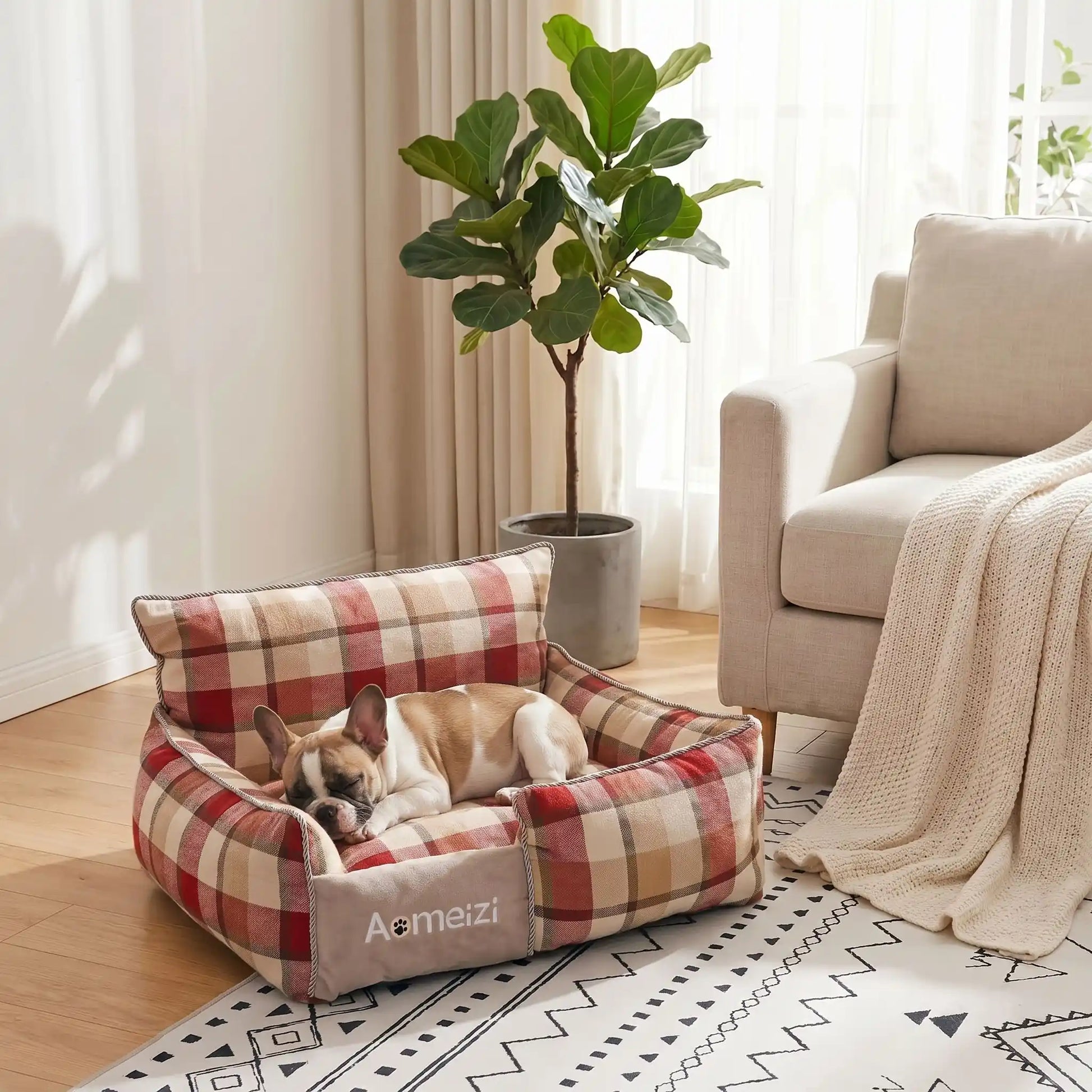 Panier-chiot-déhoussable-4-saisons, lavable en machine, housse en tissu respirant lin et coton, rembourrage 100% coton haute densité épais et ergonomique, coutures solides et résistant aux griffes et morsures, design ectangulaire avec dossier plus haut et épais que les rebords latéraux style canapé moelleux,  motif carreaux écossais pour chiot de 0 à 15 kilos-un chiot de race moyenne taille qui dort paisiblement dans son petit panier à motif à carreaux rouge et crème chic dans le salon de la maison