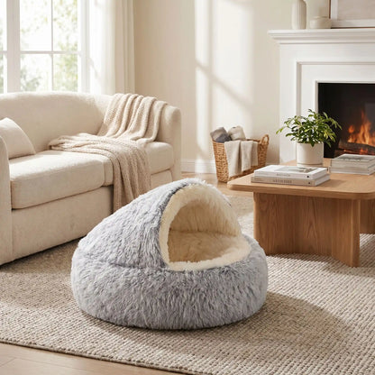 Panier-couvert-chien-chiot douillet, lit en peluche rond avec toit souple qui sert de couverture cousue au panier rond et profond comme un donut au rembourrage 100% coton haute densité ergonomique pour un effet apaisant et anti-stress,lavable et chaud pour les chiots et chiens de petite taille de 0 à 5 kg, anxieux ou frileux-gros plan sur le panier rond et épais pour chiot et chien de petite taille et race naine ou miniature de couleur marron et blanc à l'intérieur en peluche douce et rembourrage coton PP