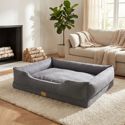 Panier-orthopedique-chien chiot entièrement déhoussable et lavable en machine, avec matelas éponge 100% coton haute résilience à mémoire de forme, imperméable et antidérapant, avec rebords surélevés et housse  imperméable résistante aux griffes, intérieur en fausse fourrure de mouton hypoallergénique et ultra-doux, disponible en 4 tailles M, L, XL et XXL pour chiot et chien de 0 à 60 kilos max-gros plan sur le panier orthopédique pour chiot et chien au design contemporain de couleur gris coutures solides