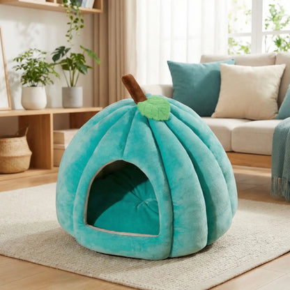 Panier-pour-chihuahua-anti-axiété design niche en forme de citrouille avec son coussin intérieur amovible ergonomique 100% coton haute densité, hypoallergénique, ultra-doux pour les peaux sensibles, enveloppant à 360° avec petite ouverture pour une entrée et sortie facile, antidérapant, protège les races sensibles du froid et des courants d'air de 0 à 2 kilos-gros plan sur le panier niche avec son coussin intérieur amovible et lavable en machine de couleur bleu turquoise