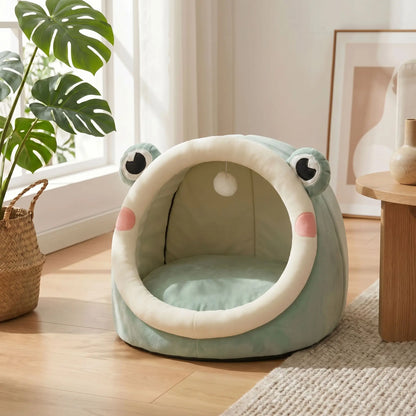 Panier-pour-chihuahua-niche-un-chien-de-race-petite-à-naine qui-est-couché-dans-son panier niche 100% coton avec son coussin intérieur  épais et douillet-en peluche et son jouet-interactif inclus en forme de balle sur une corde sur le toit du panier-gros plan sur le panier avec couvercle en velours et peluche douce, niche intérieur en forme de grenouille rigolote et son coussin  intérieur ergonomque amovible et lavable en machine sur le sol du salon de la maison