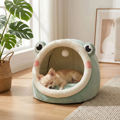 Panier-pour-chihuahua-niche-un-chien-de-race-petite-à-naine qui-est-couché-dans-son panier niche 100% coton avec son coussin intérieur  épais et douillet-en peluche et son jouet-interactif inclus en forme de balle sur une corde sur le toit du panier-un chihuahua qui dort paisiblement sur le coussin en velours niché dans son panier avec couvercle,  une niche interieure chaude et douillette pour chien miniature dans le salon de l'appartement