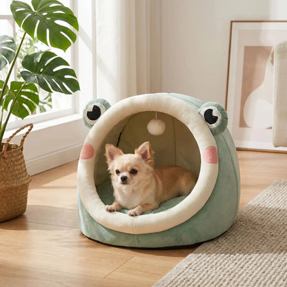 Panier-pour-chihuahua-niche-un-chien-de-race-petite-à-naine qui-est-couché-dans-son panier niche 100% coton avec son coussin intérieur  épais et douillet-en peluche et son jouet-interactif inclus en forme de balle sur une corde sur le toit du panier-un chihuahua couché confortablement sur le coussin en velours niché dans son panier avec couvercle, à l'abri du froid et des courants d'air, chaud et douillet pour chien miniature dans le salon de la maison