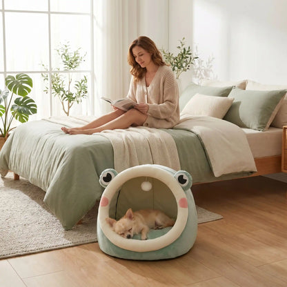 Panier-pour-chihuahua-niche-un-chien-de-race-petite-à-naine qui-est-couché-dans-son panier niche 100% coton avec son coussin intérieur  épais et douillet-en peluche et son jouet-interactif inclus en forme de balle sur une corde sur le toit du panier, niche design grenouille-un chihuahua qui dort paisiblement sur le coussin en velours niché dans son panier avec couvercle,  une niche interieure chaude et douillette pour chien de race toy au pied du lit de sa maitresse dans la chambre de l'appartement