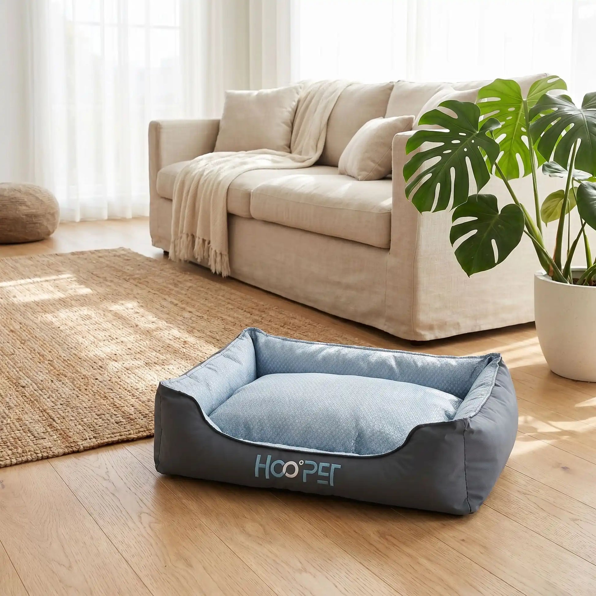 Panier-tissu-chien-chiot-solide-coussin-amovible-déhoussable lavable en machine, coussin intérieur double-face : rafraichissant en été et respirant et imperméable en hiver , rembourrage généreux 100% coton haute densité et haute résilience , rectangulaire et ergonomique et confortable, antidérapant pour chiot et chien de 0 à 15 kilos-gros plan sur le panier gris et bleu avec coussin réversible été et hiver, placé sur la face rafraichissante pour l'été pour un lit 4 saisons dans sur sol le salon 