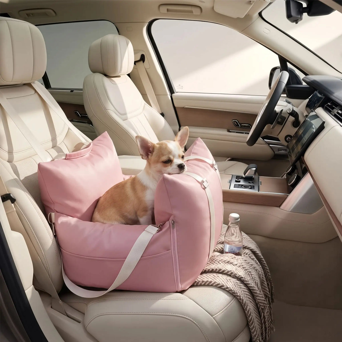 Panier-voiture-chien-chiot 2-en-1, avec ses 2 poignées de transport et sa sangle pour l'attacher facilement sur l'appuie-tête du siège, et son crochet pour attacher le chien en tout sécurité, déhoussable avec coussins à 360° au rembourrage 100% coton PP pour un cocon rassurant et sécurisant spécial chien de races naine ou toys de 0 à 3 kilos, disponible en 4 coloris- un chien de race naine assis confortablement et attaché dans son panier transportable imperméable, résistant aux griffes et lavable en machine