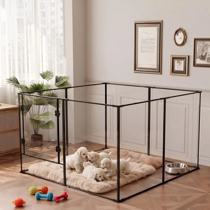 Parc-intérieur-pour-chien-chiot-cloisons-transparentes avec sa structure aluminium aéronautique , modulable en forme carré ou rectangulaire, avec porte verrouillable, vision 360° anti stress et anti anxiété pour les mises à bas, chiot, chien de petite et moyenne taille, disponible en deux modèles de 122x122x61cm et 122x122x76,5 cm- des chiots qui jouent paisiblement dans leur parc avec cloisons transparentes pour une vision 360° , anti morsure avec ses parois lisses anti évasion dans le salon de la maison