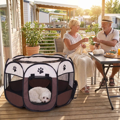 Parc-pour-chien-pliable-chiot-imperméable de forme octogonal en tissu oxford résistant et maille respirante pour une visibilité et ventilation à 360°  niche ou tente entourante avec toit amovible anti-insectes et fond pvc solide et 100% imperméable, structure en tiges d'acier, transport léger avec  poignée et rangement compact,disponible en 3 tailles M, L, XL avec design mignon de pattes de chien-un petit chien couché en sécurité dans le parc au pied de ses maitres sur la terasse du mobil-home en été
