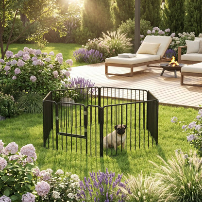 Parc-pour-chiens-chiots-intérieur- modulable avec panneaux, 1 porte avec serrures, adaptable en plusieur forme rectangulaire, hexagonal, carré,en barrière pour les chiot et petit chien d'une hauteur maximum de 40 cm du sol au haut de l'épaule du chien, dimensions généreuses et robuste, pour une utilisation intérieur et extérieur avec ses piquet de fixation, pliable et transportable-un petit chien assis en dans le parc version héxagonale en acier noir installé avec les piquets sur la pelouse du jardin 